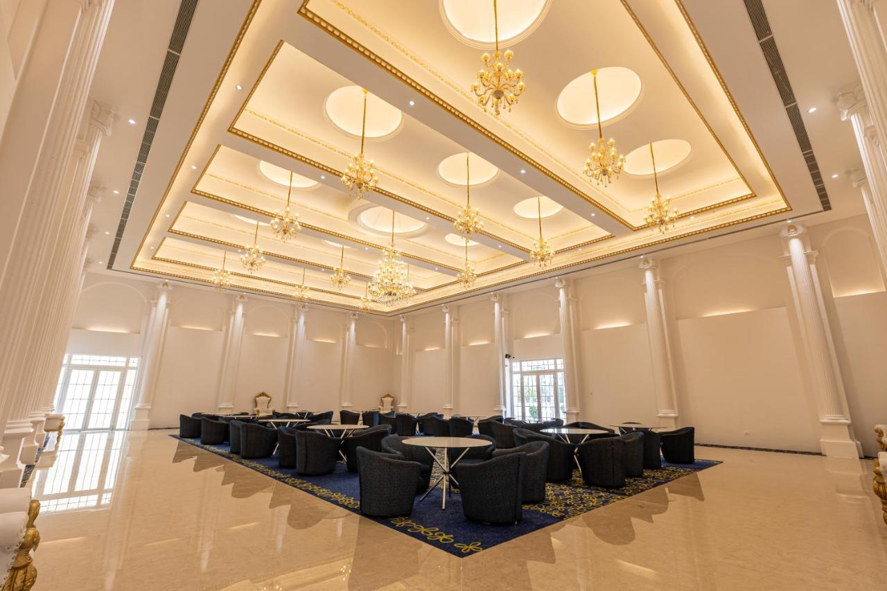 The Grand Monarch Hotel, Ujjain Buitenkant foto