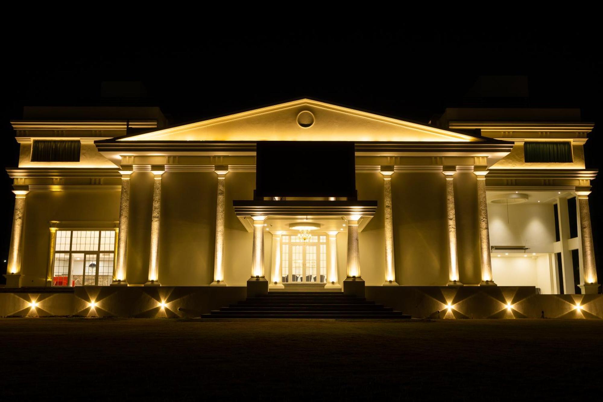 The Grand Monarch Hotel, Ujjain Buitenkant foto