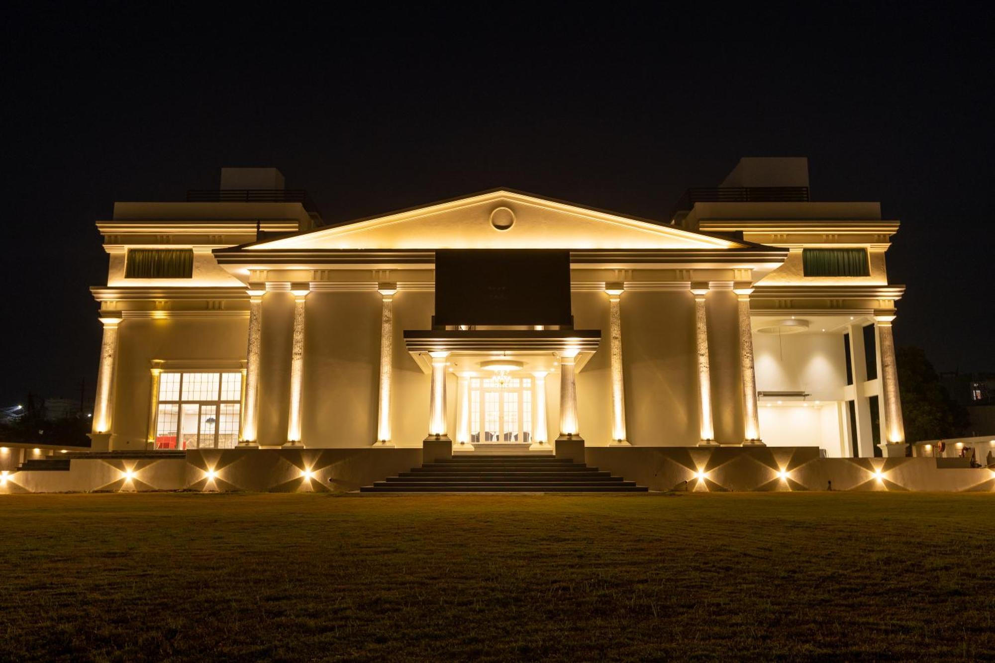 The Grand Monarch Hotel, Ujjain Buitenkant foto