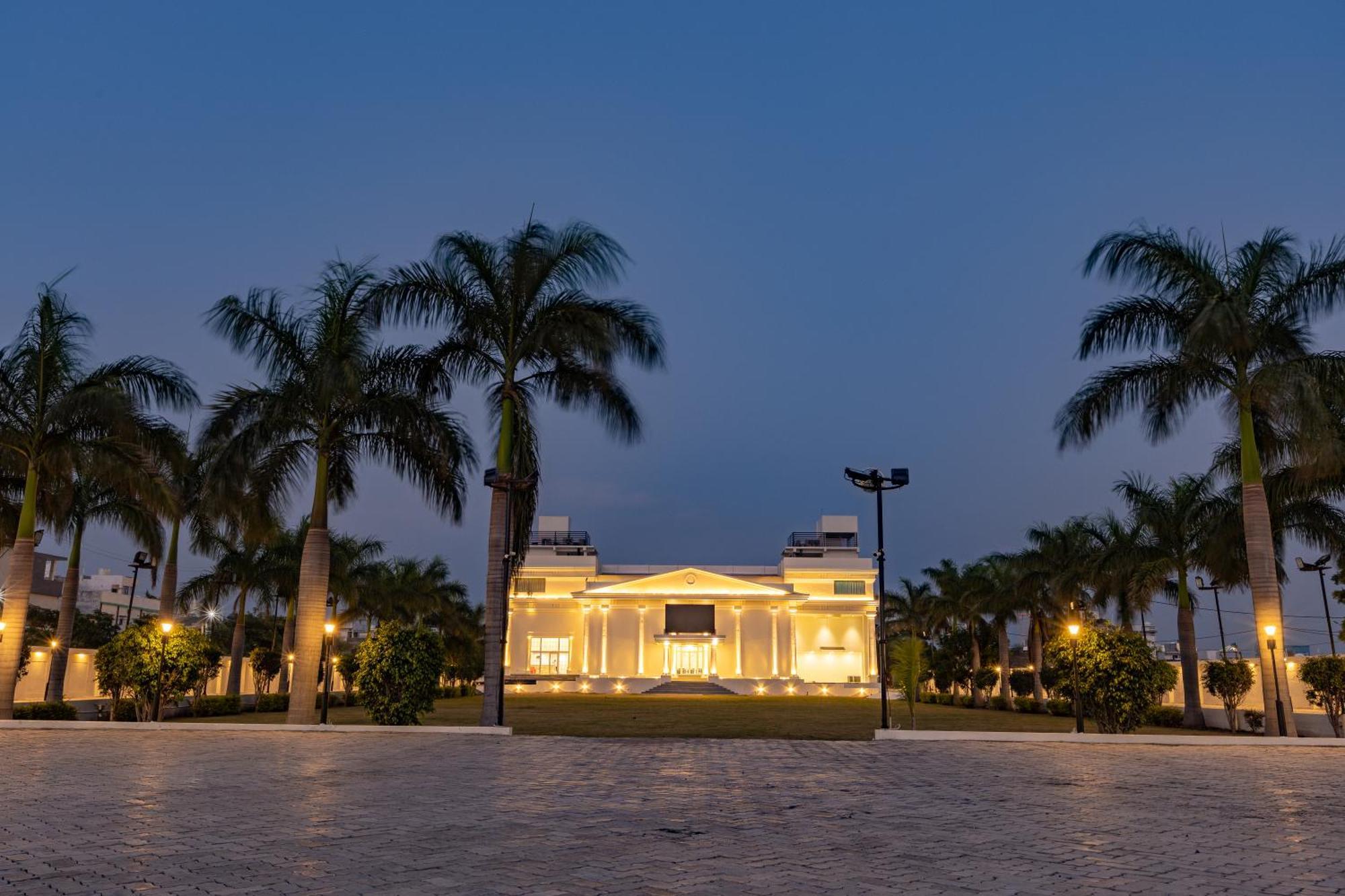 The Grand Monarch Hotel, Ujjain Buitenkant foto