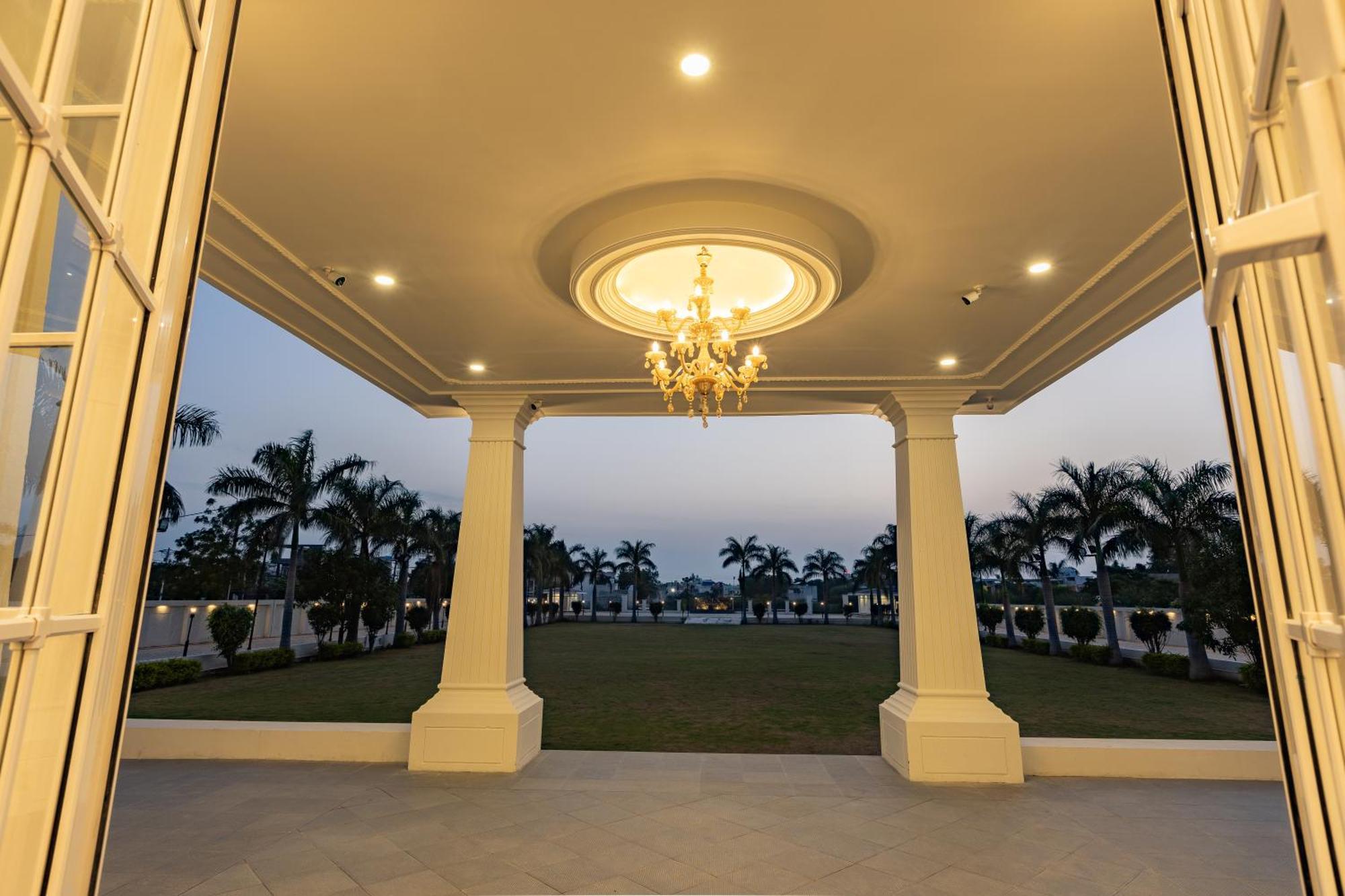 The Grand Monarch Hotel, Ujjain Buitenkant foto