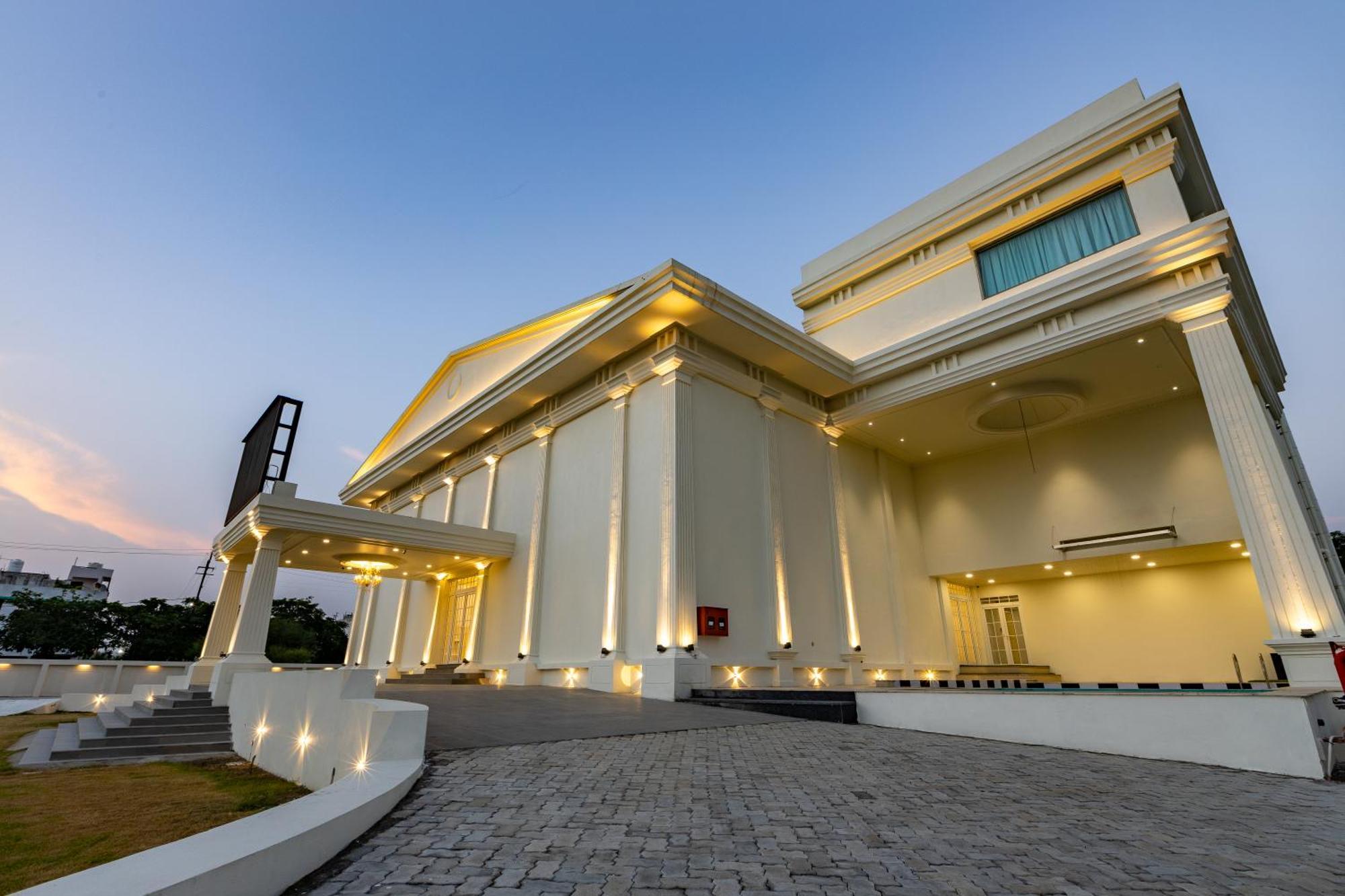 The Grand Monarch Hotel, Ujjain Buitenkant foto
