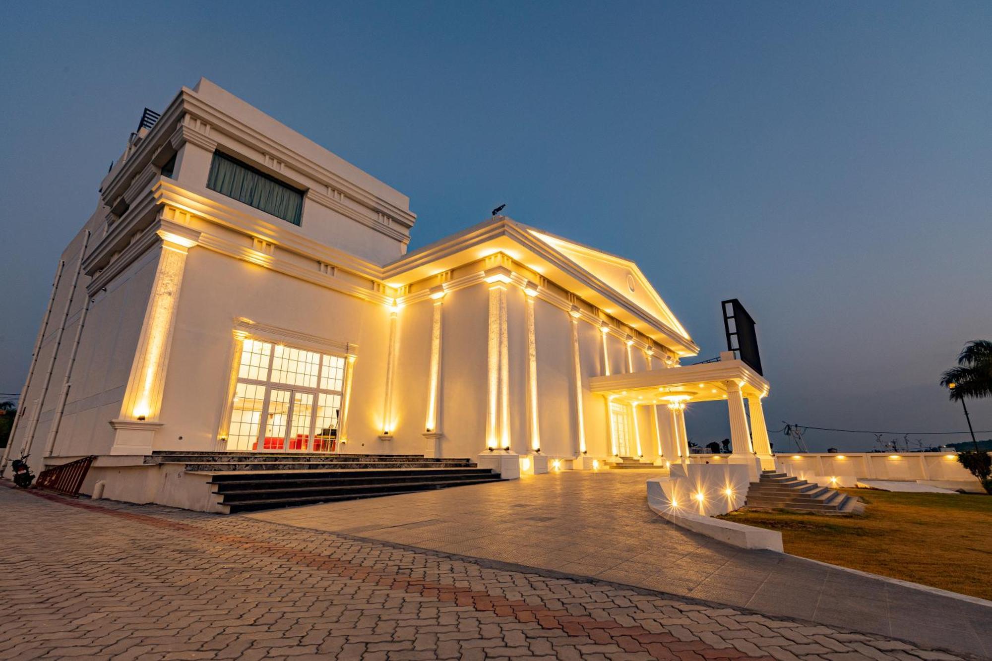 The Grand Monarch Hotel, Ujjain Buitenkant foto