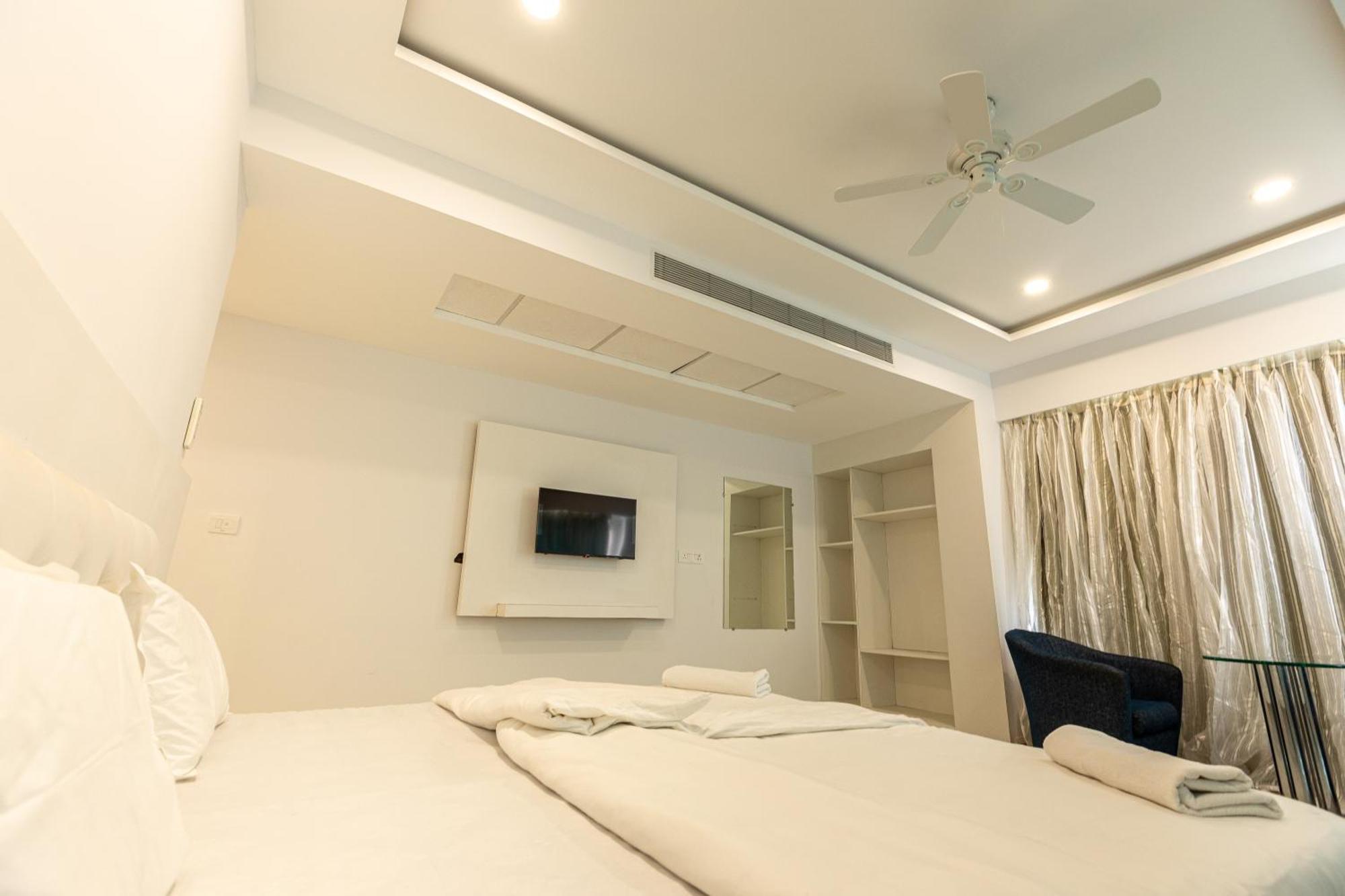 The Grand Monarch Hotel, Ujjain Buitenkant foto